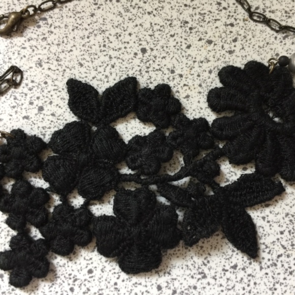 Choker with lace pendant - Picture 3 of 4